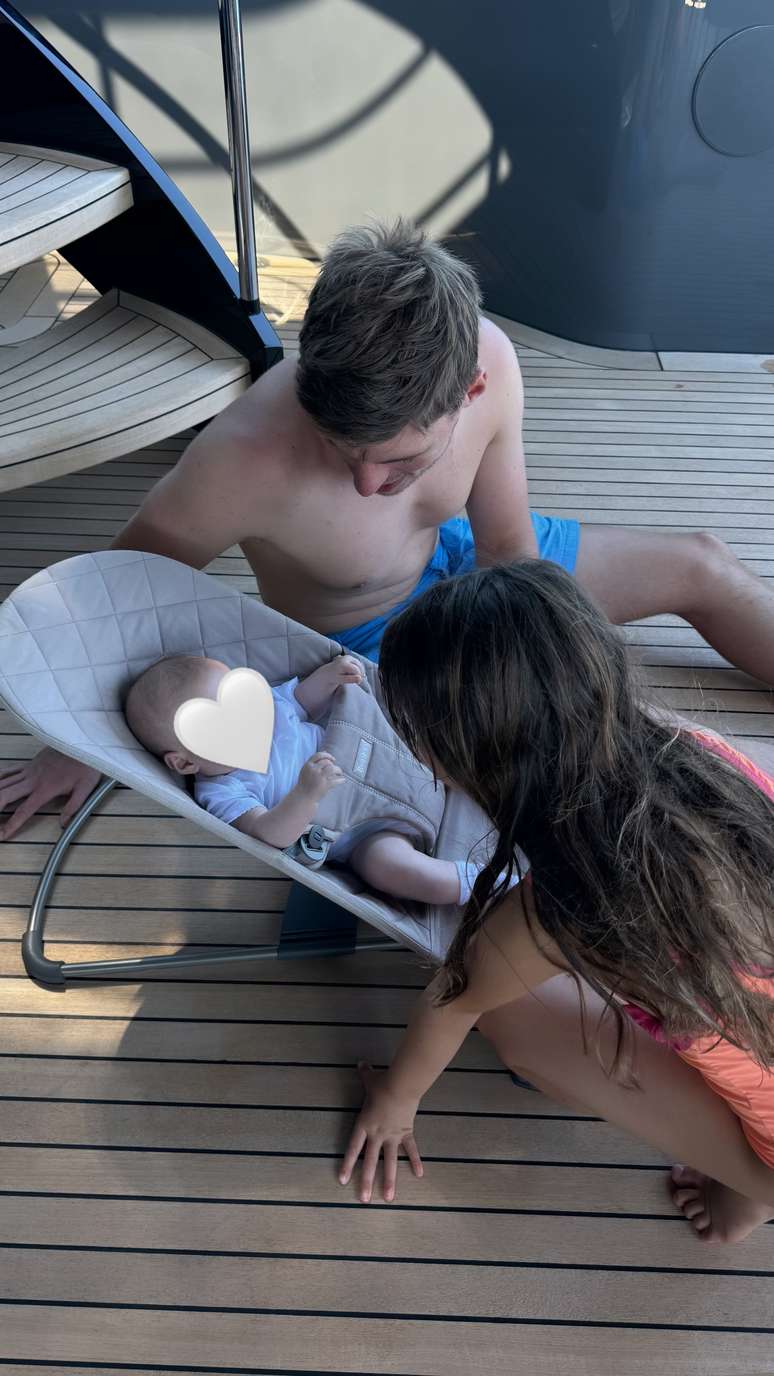 Kelly Piquet mostra Max Verstappen com a filha e a enteada