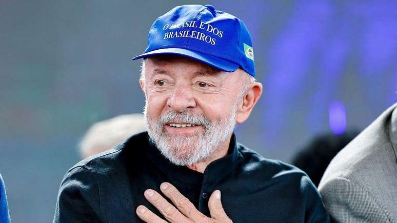 Lula com boné que diz 'O Brasil é dos brasileiros'; depois do anúncio das tarifas de Trump, o petista tem defendido a soberania