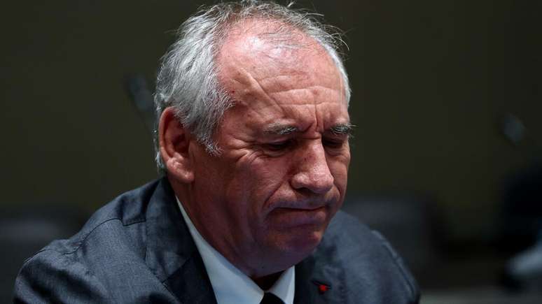 Plano de governo anunciado pelo primeiro-ministro François Bayrou é criticado por economistas franceses.