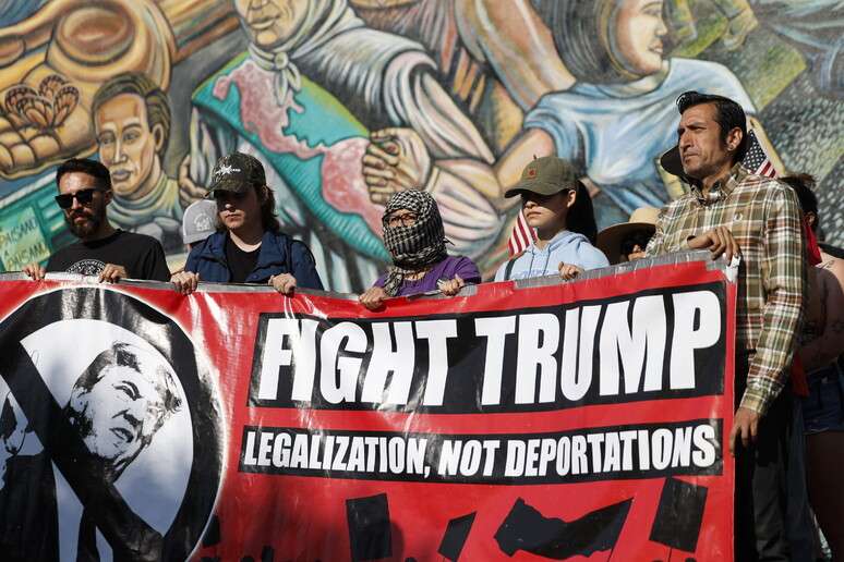 Manifestantes em Los Angeles em meio a protestos contra política de Trump anti-imigração