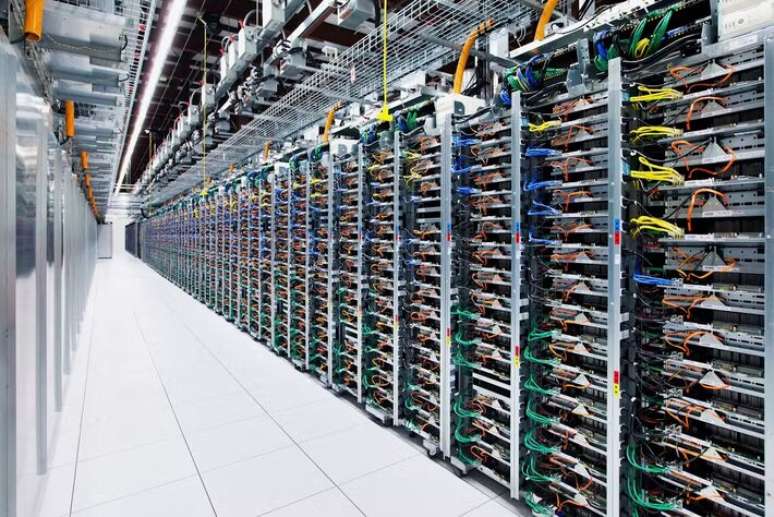 Racks de servidores no data center de Mayes County, Oklahoma. Uma ampla variedade de minerais e metais compõem as infraestruturas