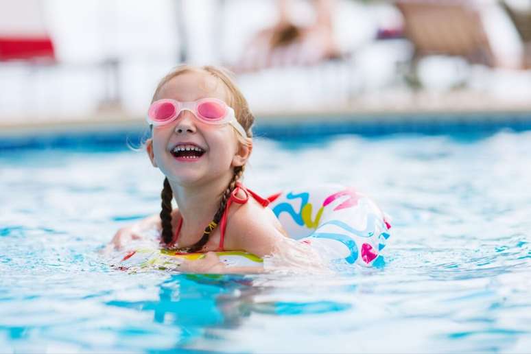 Durante brincadeiras na piscina, &eacute; importante que a crian&ccedil;a use os &oacute;culos de nata&ccedil;&atilde;o 