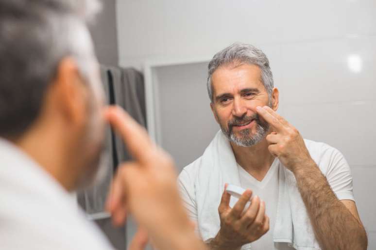 Before sunbathing, the ideal is to apply products with protective shares on the beard Before sunbathing, the ideal is to apply products with protective shares on the beard