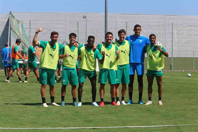Brayan Medina com elenco do Tondela durante treinamento da equipe –