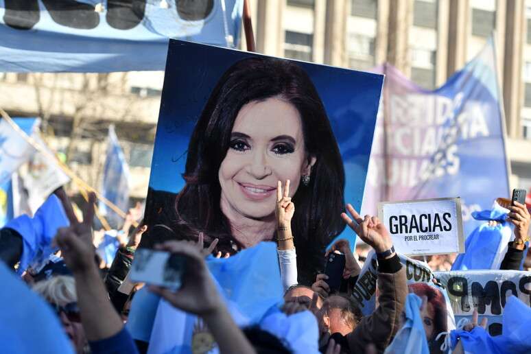 Foto de Kirchner levantada por seus apoiadores