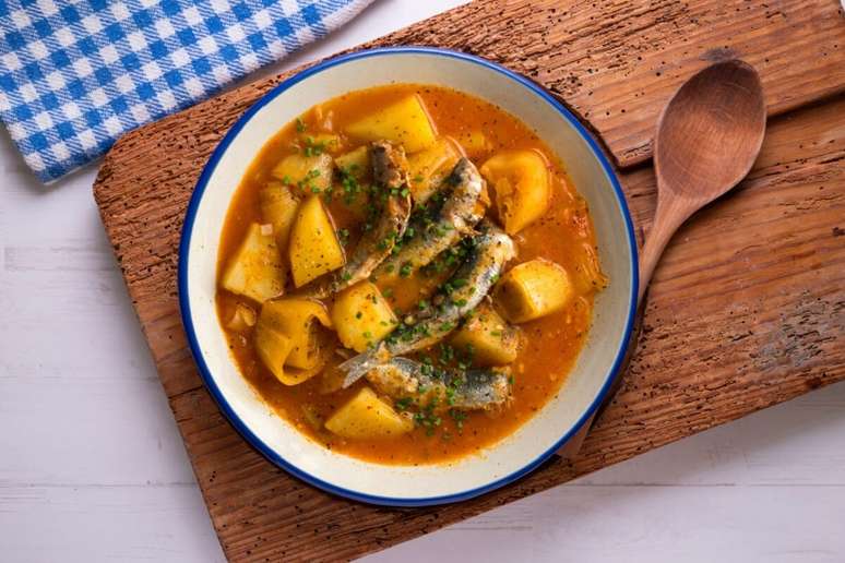 Ensopado de sardinha fresca com batatas e alho-por&oacute; 