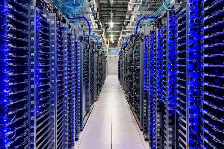 Servidores se iluminam no data center do Google em St. Ghislain, Bélgica