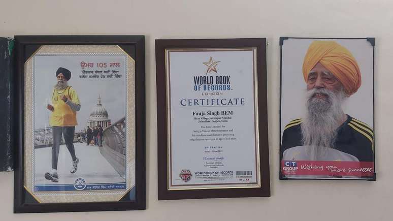 Recordações e certificados na parede da casa de Singh em Punjab