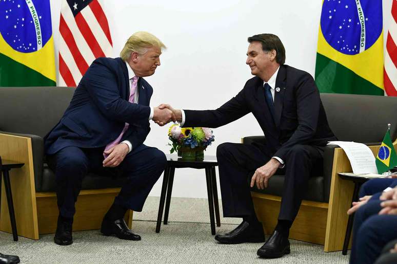 Bolsonaro se re&uacute;ne com Trump durante a C&uacute;pula do G20 em Osaka, Jap&atilde;o, em 28 de junho de 2019. Brendan Smialowski/AFP via Getty Images