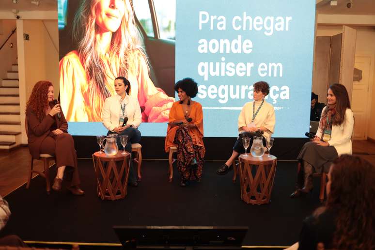 Da esquerda para a direita: Rayane Lima, gerente de Políticas de Segurança na 99; Elaine Carvalho, motorista parceira; Luciana Pioto, jornalista, atriz e coordenadora audiovisual no portal Terra; Maíra Liguori, diretora na consultoria Think Eva e na ONG Think Olga e Giselle Marinho, diretora de Impacto Social do Observatório Nacional de Segurança Viária (ONSV)