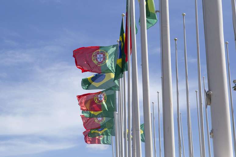 Foto ilustrativa com bandeiras de Brasil e Portugal