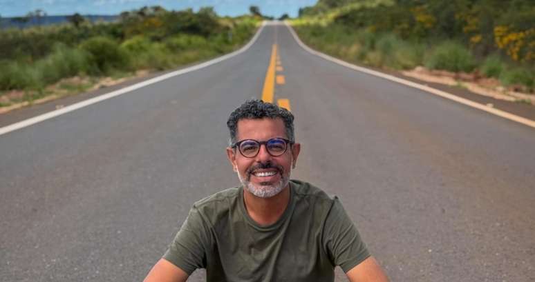 “Quando era criança, via os repórteres do programa como heróis que enfrentavam grandes aventuras na delicadeza. É emocionante estar desse lado da tela agora", diz Chico Regueira