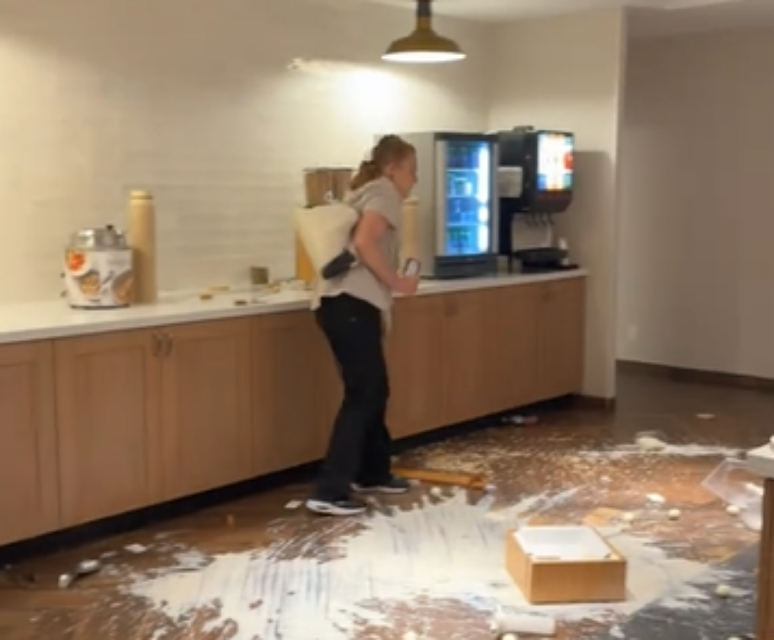 The woman viralizes destroying the hotel breakfast after being fired
