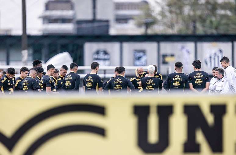 Jogadores do Santos atualmente treinam no CT Rei Pel&eacute;, que passou por uma reforma recente &ndash;