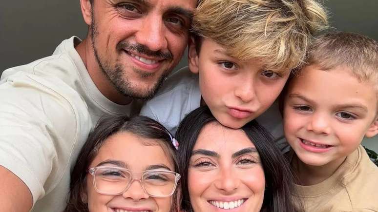 Felipe Simas e esposa, Mariana Uhlmann, com os filhos