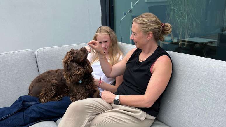 Kat Kitto (à direita) com a filha Lily e o cachorro Monty