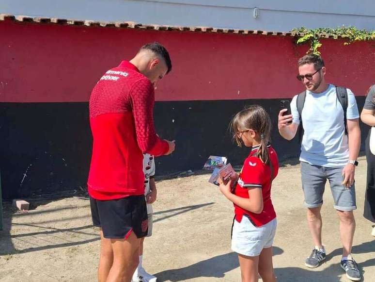 Atacante Patrick Schick dá autográfo a torcedora –