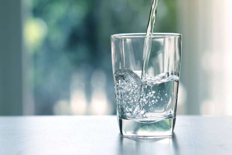 Drinking water during the winter reduces the loss of liquids breathing, urine and sweat Drinking water during the winter reduces the loss of liquids breathing, urine and sweat