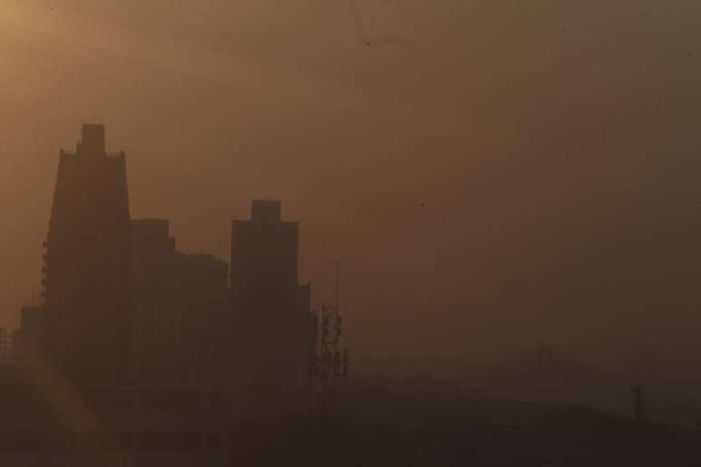 Capital paulista enfrenta tempo seco com alerta de risco de incêndio.