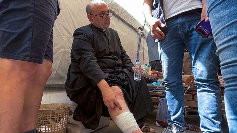 Padre argentino ficou levemente ferido em uma perna após ataque
