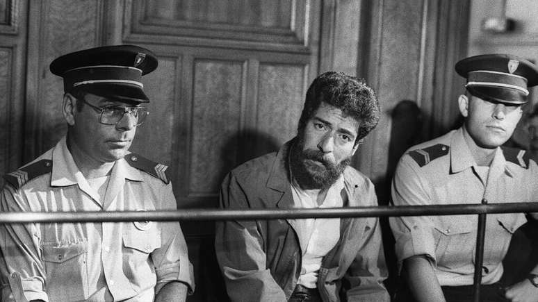 Imagem do processo de George Ibrahim Abdallah, em julho de 1986, pela morte de dois diplomatas em Paris.