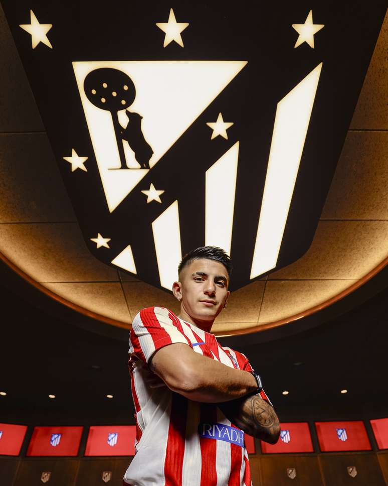 Almada sendo apresentado no Atl&eacute;tico de Madrid 