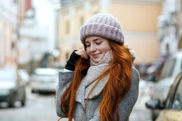 Os acess&oacute;rios de inverno, como gorros de l&atilde; e cachec&oacute;is volumosos, ajudam a proteger do frio e ainda trazem charme e textura para as composi&ccedil;&otilde;es 