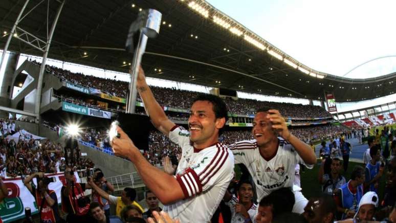 Fred ergue o trof&eacute;u de campe&atilde;o brasileiro; Fluminense foi o campe&atilde;o em 2012 &ndash;