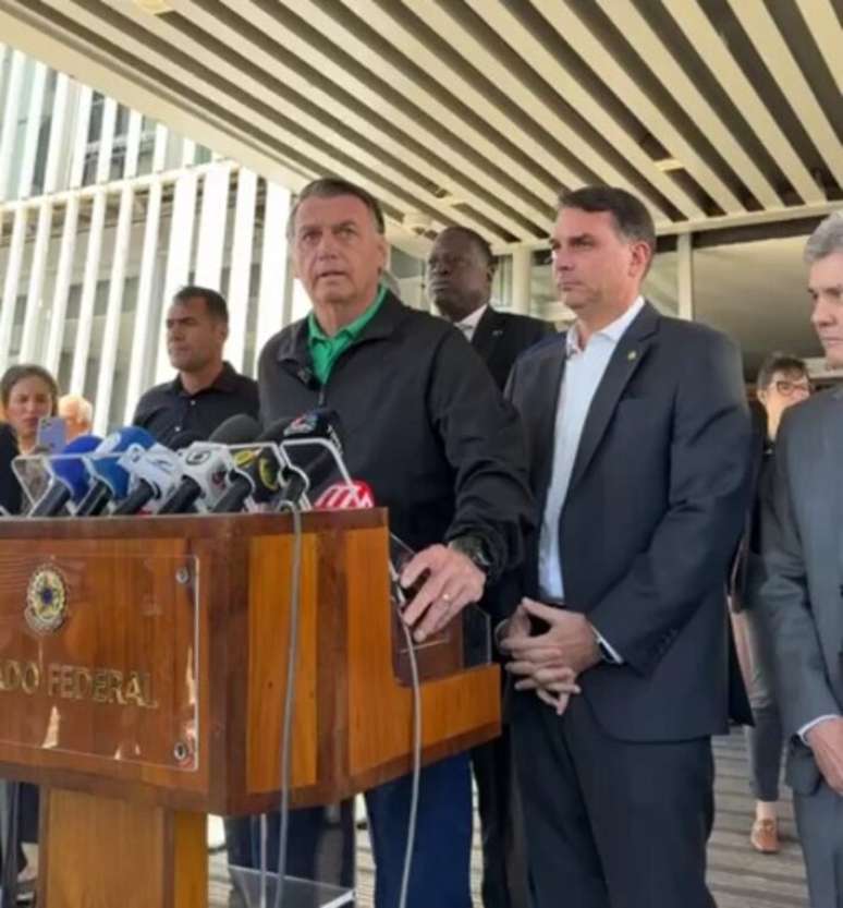 Jair Bolsonaro visitou o gabinete do filho, Flávio Bolsonaro, nesta quinta-feira, 17