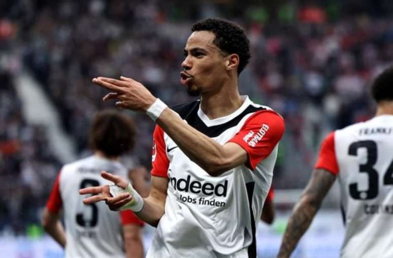 Striker’s Liverpool advances after retiring in Isak’s negotiation