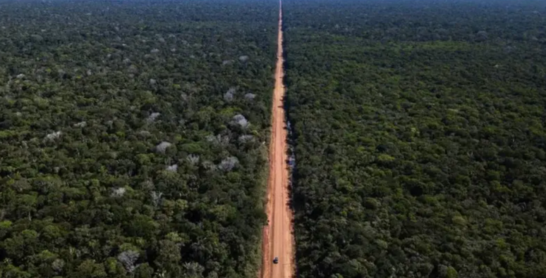 A rodovia BR-319 liga Porto Velho a Manaus, mas quase metade dos seus 880 quil&ocirc;metros fica intrafeg&aacute;vel durante a temporada de chuvas