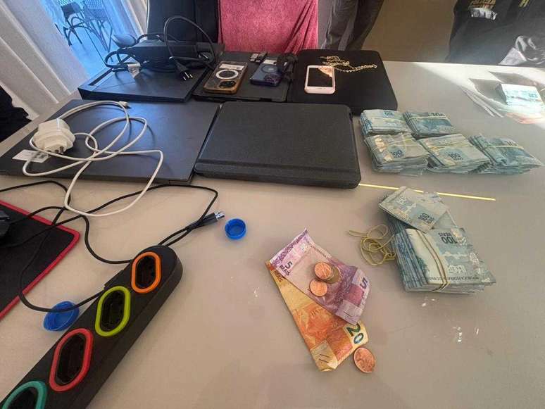 Um dos alvos da Operação Fraus é chamado pelo grupo de "Professor" e "Rei do Benefício"