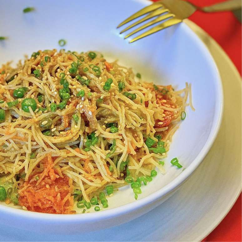 Gluten -free oriental pasta salad: light and tasty