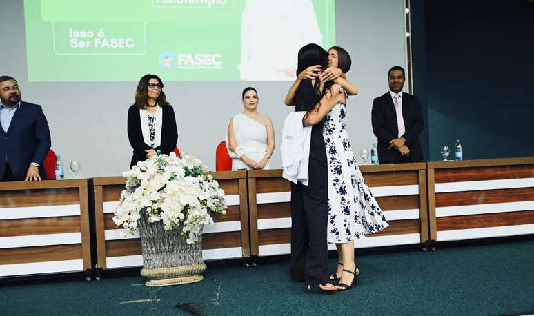 Sara viralizou nas redes sociais com vídeo que conta para mãe sobre a conquista da bolsa na universidade