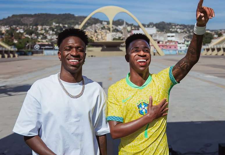 Vin&iacute;cius J&uacute;nior ao lado de est&aacute;tua de cera em sua homenagem