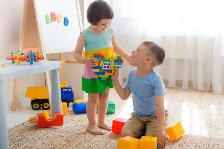 Ao aprenderem a compartilhar objetos durante as brincadeiras, as crian&ccedil;as desenvolvem habilidades essenciais para a vida em grupo 