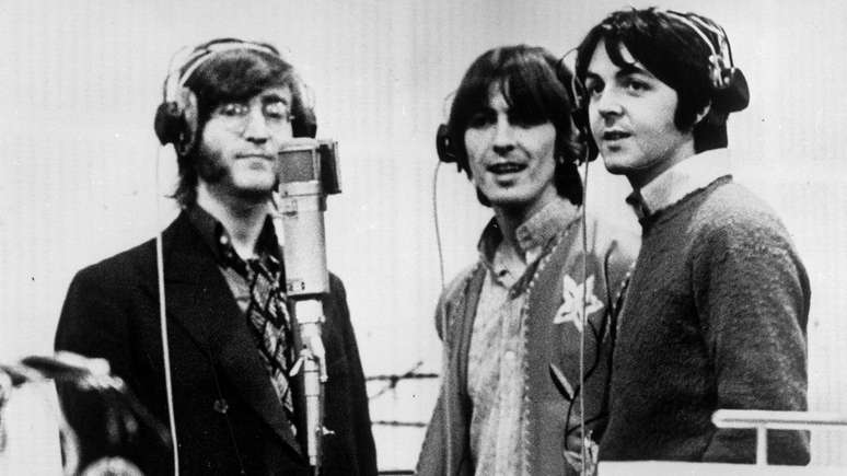 Beatles em estúdio em 1968 (E-D): John Lennon, George Harrison e Paul McCartney -