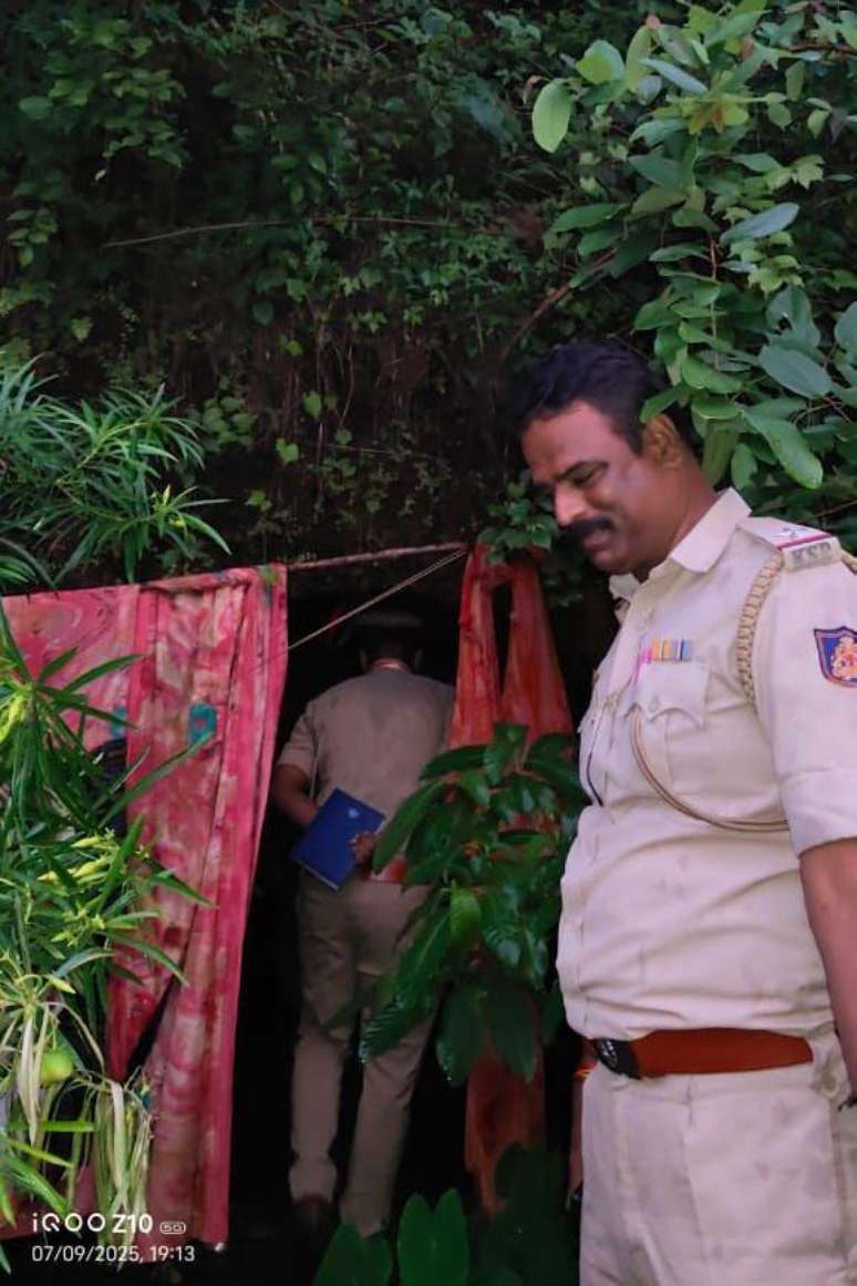 కుటినా తన కుమార్తెలతో నివసించిన గుహ ప్రవేశం వెస్‌తో కప్పబడి ఉంది