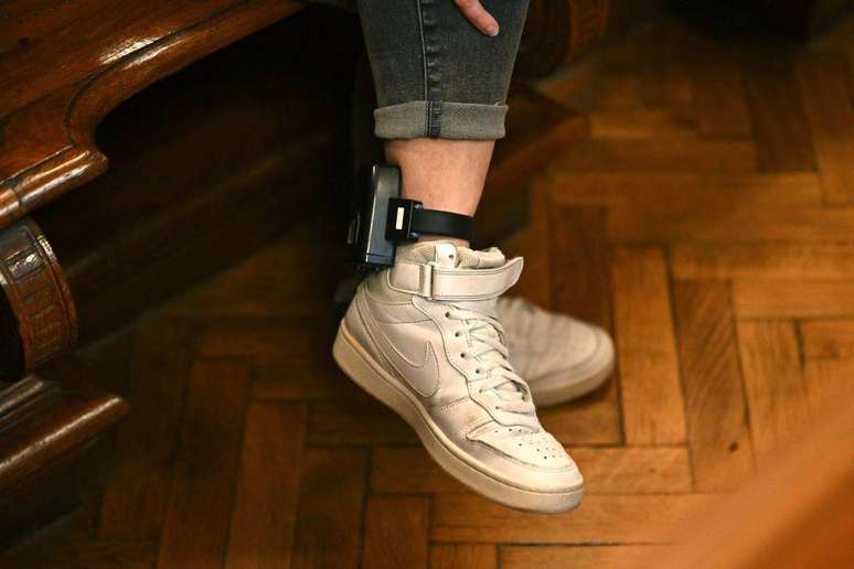 Tornozeleira eletr&ocirc;nica em uma perna