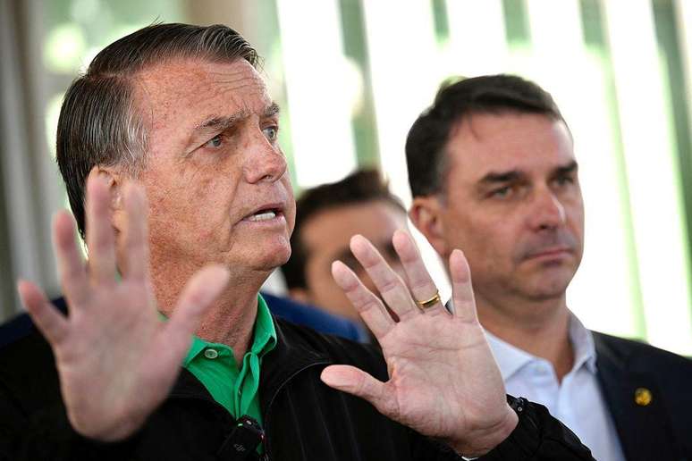 Jair Bolsonaro e seu filho, o senador Flavio Bolsonaro, em foto de 17 de julho de 2025