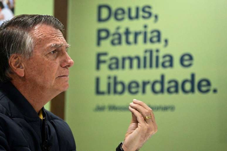‘Great Day’ X ‘Policy Prisoner’: reactions to measures against Bolsonaro
