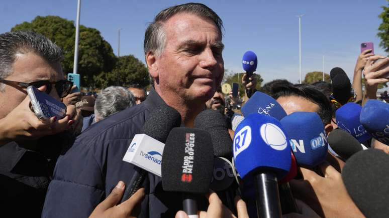 Jair Bolsonaro diante de jornalistas logo após o anúncio do uso obrigatório de uma tornozeleira eletrônica, 18 de julho de 2025.