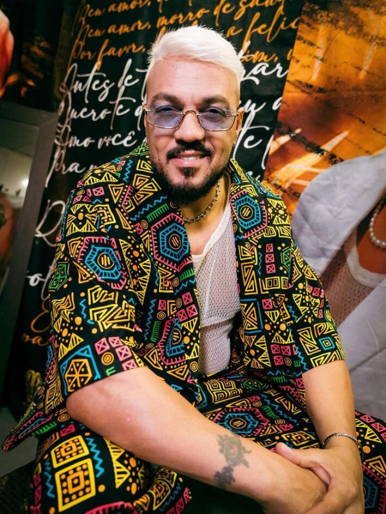 Belo posa para fotos após show na Bahia, em junho