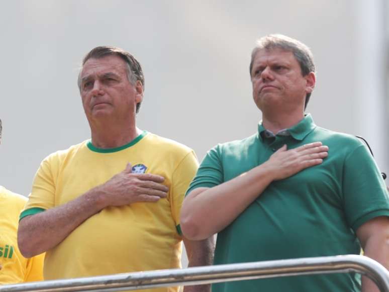 O ex-presidente Jair Bolsonaro (PL) e o governador paulista, Tarcísio de Freitas (Republicanos), em ato na Avenida Paulista