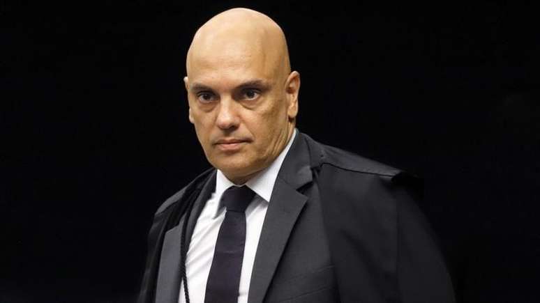 Alexandre de Moraes de toga, observando algo 