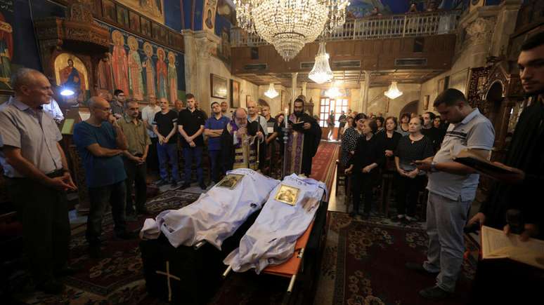 Palestinos cristãos Saad Salama e Foumia Ayyad, mortos no ataque à Sagrada Família de Gaza, são homenageados em cerimônia realizada na igreja greco-ortodoxa São Porfírio, no enclave palestino. (18/07/2025)