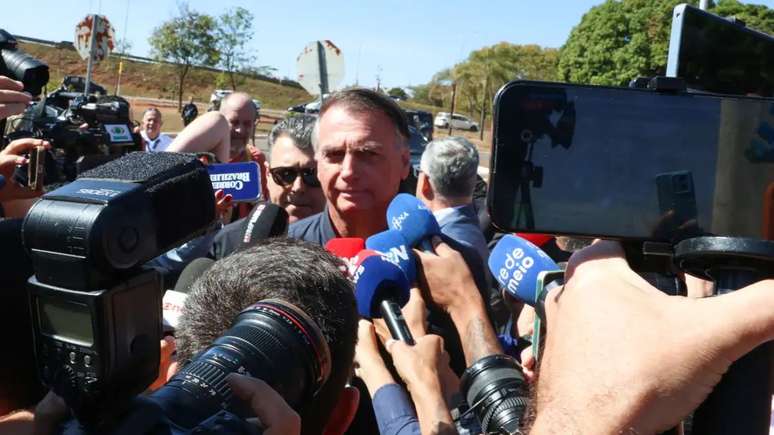 Bolsonaro fala em perseguição