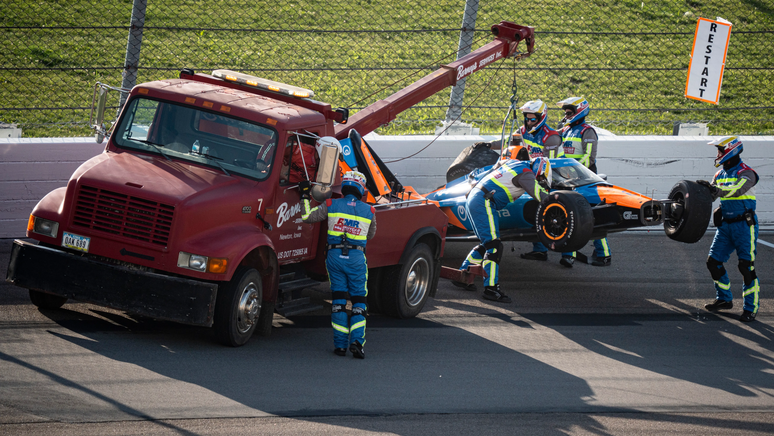 Carro de Nolan Siegel sendo retirado da pista após acidente