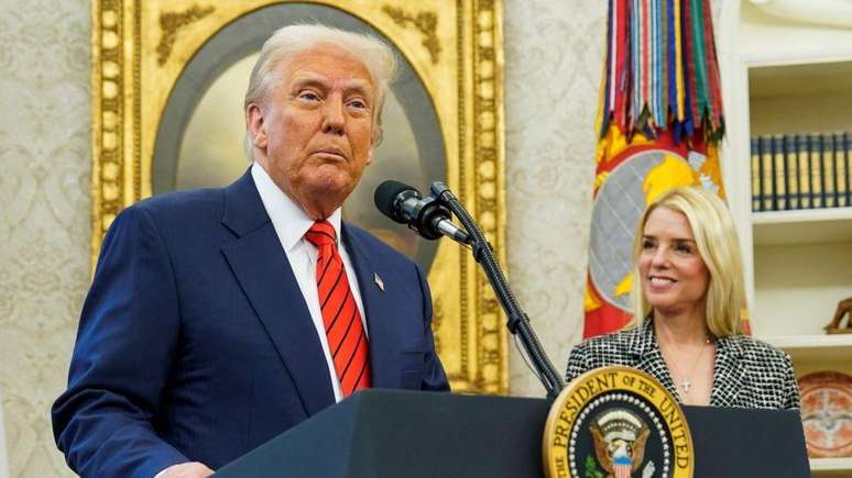 Trump saiu em defesa da procuradora-geral Pam Bondi, que vem sendo pressionada pelos próprios apoiadores do republicano