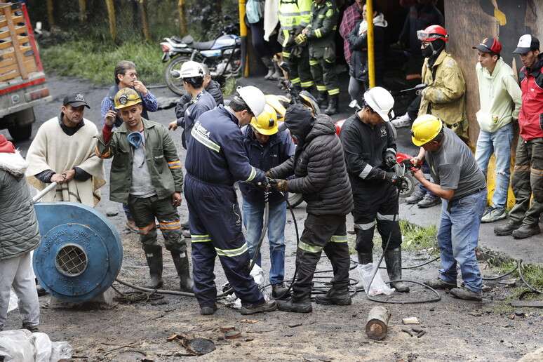 Resgate em mina na Colômbia, em foto de arquivo